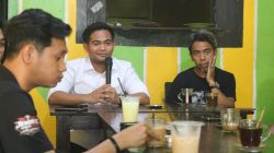 Ketgam: Kasat Reskrim Polres Bone AKP Ananda Gunawan saat berdiskusi bersama Forbes Anti Narkoba Bone dalam pertemuan santai di salah satu warung kopi di Watampone, Rabu (2/9/2026). (Dok. ENews)