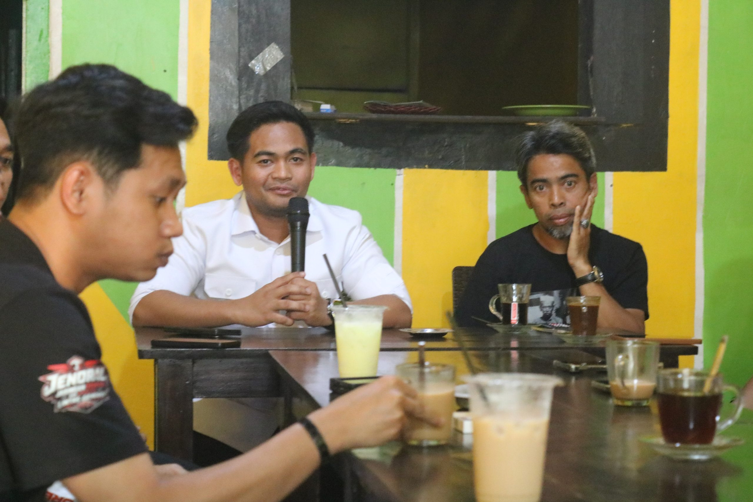 Ketgam: Kasat Reskrim Polres Bone AKP Ananda Gunawan saat berdiskusi bersama Forbes Anti Narkoba Bone dalam pertemuan santai di salah satu warung kopi di Watampone, Rabu (2/9/2026). (Dok. ENews)