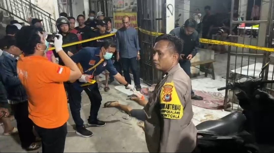 Ketgam: Petugas kepolisian bersama Tim INAFIS melakukan olah tempat kejadian perkara (TKP) kasus penikaman yang menewaskan seorang pria di kawasan Pasar Terong, Kecamatan Bontoala, Makassar, Minggu (30/8/2026) malam. Polisi memasang garis polisi dan mengamankan sejumlah barang bukti dari lokasi kejadian. Foto: ENEWS/Angki Perdana