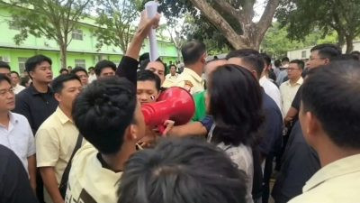 “Kado Ulang Tahun” Rektor, Demo Mahasiswa IAIN Bone Berujung Ricuh