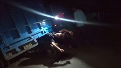 Tangkapan layar video amatir warga saat mengevakuasi korban kecelakaan lalu lintas yang terjepit di bagian belakang truk pengangkut gabah di Kelurahan Maroanging, Kecamatan Sibulue, Bone, Selasa (8/9/2026) dini hari. (Ros/ENews)
