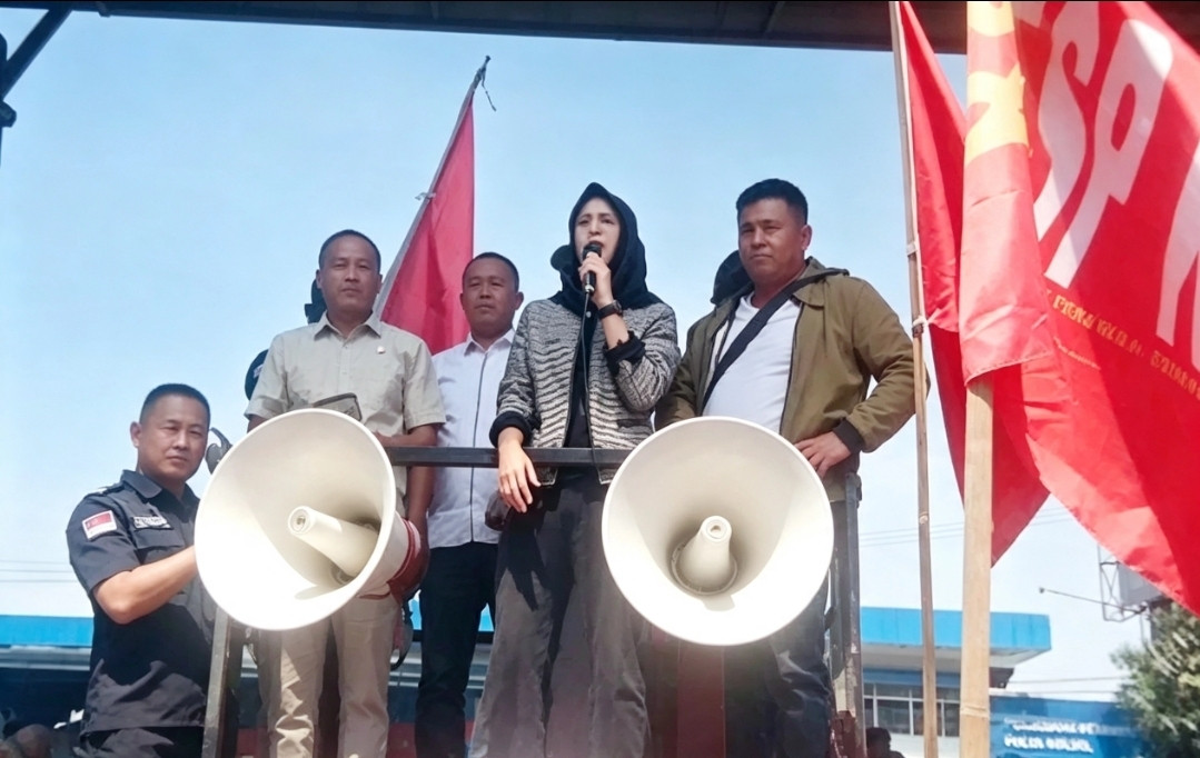 Foto: Ketua DPRD Provinsi Sulsel, drg. Hj. Andi Rachmatika Dewi, didampingi Ketua Komisi D Kadir Halik dan Ketua Fraksi NasDem Hj. Sadar, menyatakan DPRD Sulsel siap mengawal aspirasi buruh di hadapan para demonstran. (Dok. Kambel)