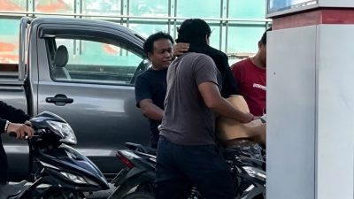 Antre BBM, Dua Pria Terlibat Perkelahian di SPBU Labuaja Bone