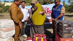 Foto: Ketua DPRD Bone Andi Tenri Walinonong (kacamata hitam) saat menyapa korban kebakaran di Desa Sanrangeng, Bone. (Dok. ENews)