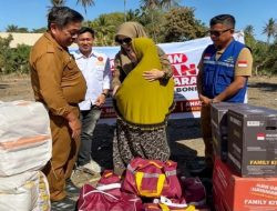 Atensi Andi Iwan Darmawan Aras, Ketua DPRD Bone Kawal Bantuan Kemensos ke Korban Kebakaran di Bone