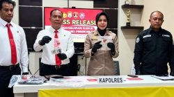 Kapolres Bantaeng beserta jajaran saat memperlihatkan barang bukti kasus pencurian emas di gelaran press release, Kamis (17/9/2026). (Ismail)