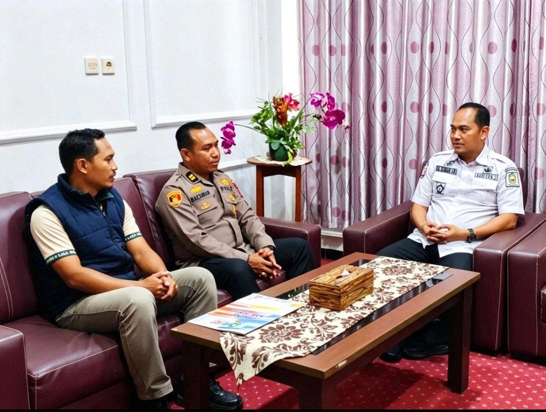 Foto: Andi Ilham Abubakar (PDH putih) saat ditemui Ketua Koni Sinjai beserta jajaran. (Dok. Anto)