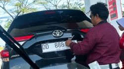 Foto: Tangkapan layar detik-detik oknun pegawai Dishub Bantaeng mengganti plat kendaraannya di SPBU saat pemberlakuakn aturan ganjil genap di Sulsel. (ENews)