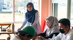 Kepala Cabang BPJS Kesehatan Polewali Mandar, Wahidah, dalam workshop bersama puluhan jurnalis di Rumah Makan Cilacap, Polewali, Jumat (18/9/2026). (Dok. ENews)