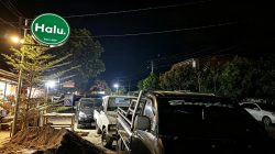 Foto: Antrean mobil menutup akses jalan keluar masuk pemilik usaha di Lappariaja. Mobil yang sama antre tiap hari. (Dok. ENews)
