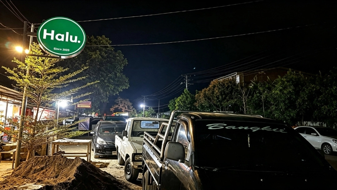 Foto: Antrean mobil menutup akses jalan keluar masuk pemilik usaha di Lappariaja. Mobil yang sama antre tiap hari. (Dok. ENews)