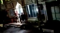 Foto: Sejumlah petugas kepolisian yang mencoba meredam massa yang saling serang di batas Bunga Ejayya-Barayya Makassar. (Angki)