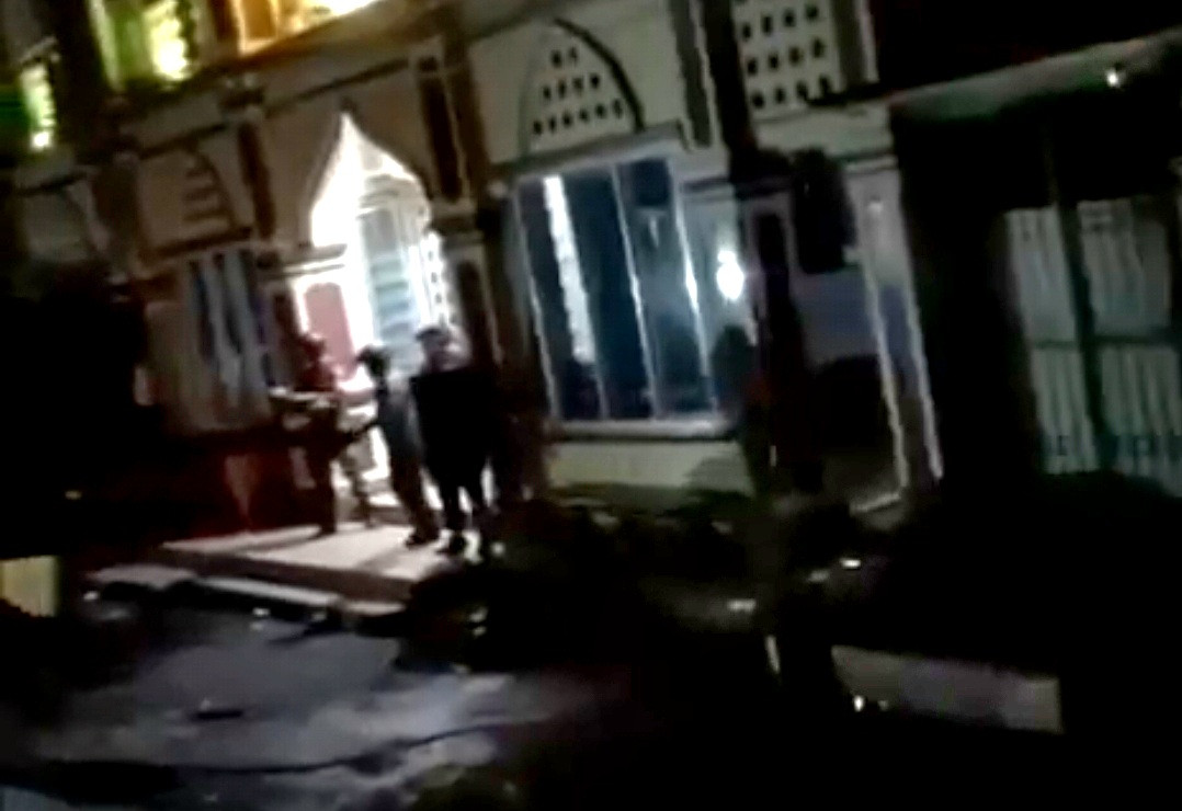 Foto: Sejumlah petugas kepolisian yang mencoba meredam massa yang saling serang di batas Bunga Ejayya-Barayya Makassar. (Angki)