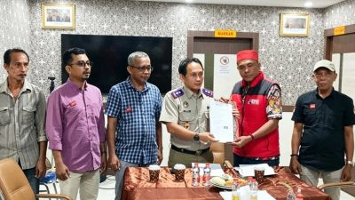 Ketgam: Ketua KPBI Selayar Puang Imran menyerahkan pernyataan sikap KPBI kepada Kepala BPN Selayar Zaki Zukhruf dalam audiensi Hari Tani Nasional 2026. (Dok. Taqdir)