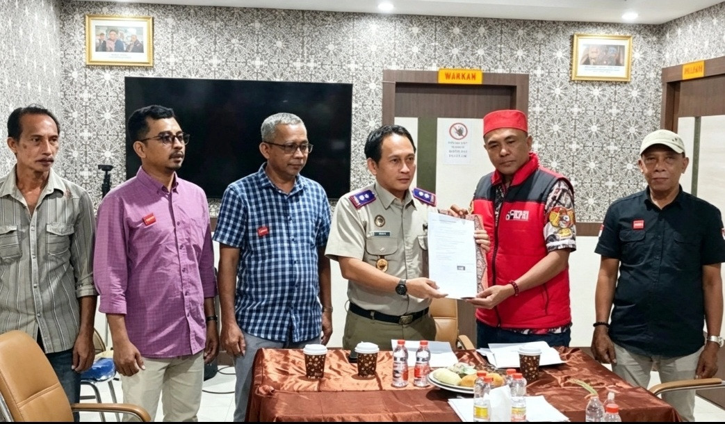 Ketgam: Ketua KPBI Selayar Puang Imran menyerahkan pernyataan sikap KPBI kepada Kepala BPN Selayar Zaki Zukhruf dalam audiensi Hari Tani Nasional 2026. (Dok. Taqdir)