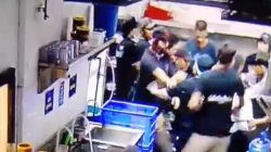 Ketgam: Tangkapan layar video CCTV detikdetik keributan terjadi di dalam outlet Mie Gacoan Alauddin, Makassar. (ENews)