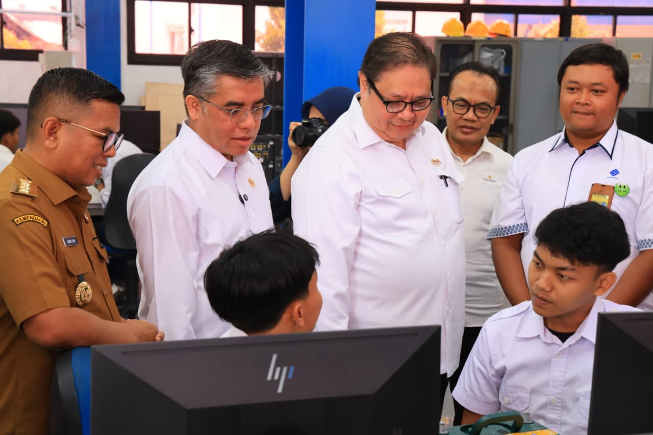Ketgam: Menko Perekonomian Airlangga Hartarto dan Menteri Ketenagakerjaan Yassierli meninjau pelaksanaan Pelatihan Vokasi Nasional Batch 4 di BBPVP Serang, Banten, Selasa (1/9/2026).