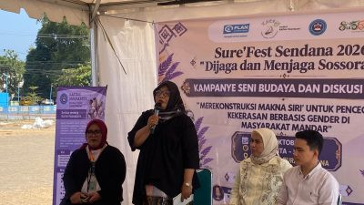 Direktur Kartini Manakarra, Dian Diniati pada kegiatan Sure' Fest Sendana Kabupaten Majene 2026.
