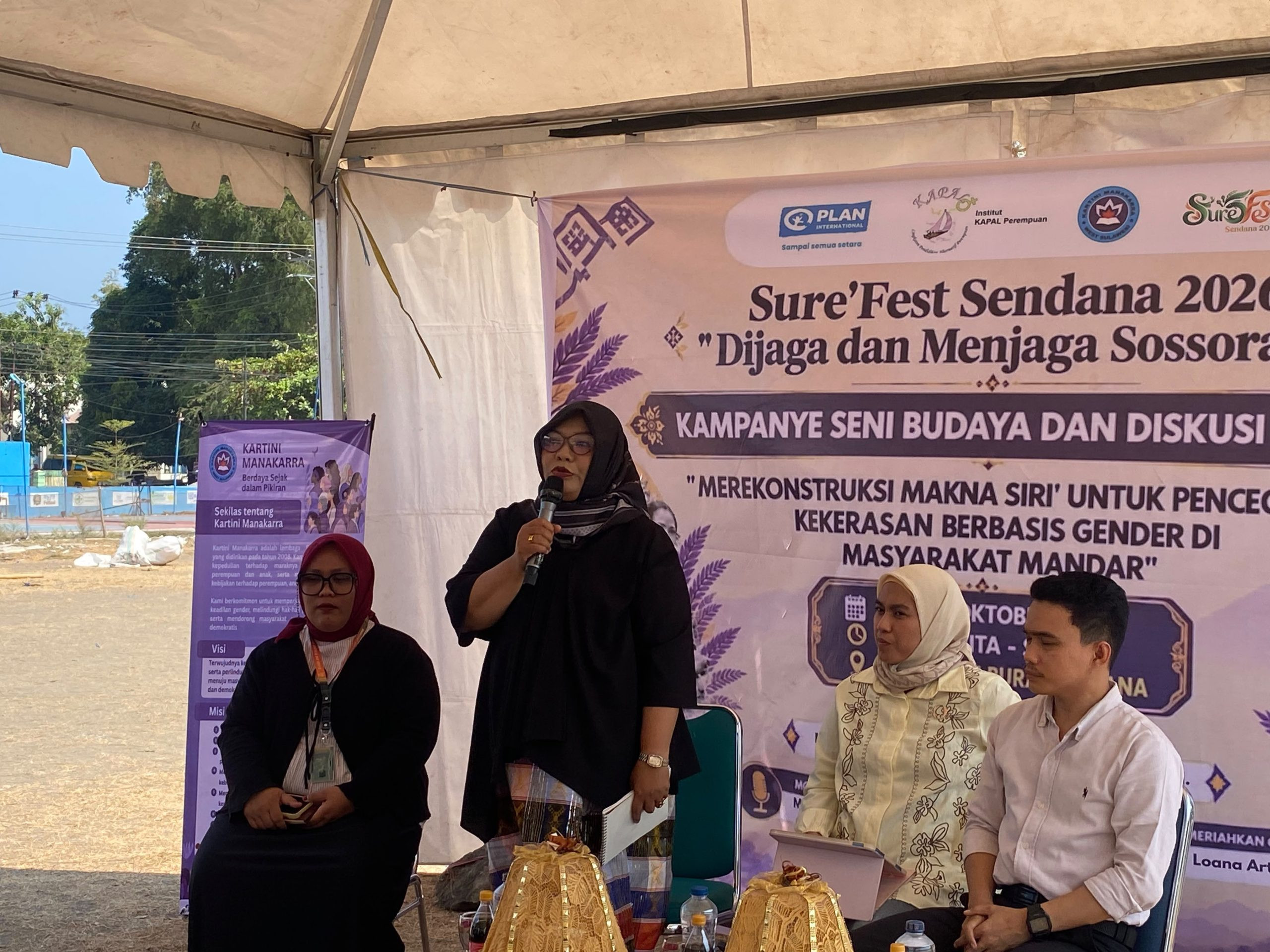 Direktur Kartini Manakarra, Dian Diniati pada kegiatan Sure' Fest Sendana Kabupaten Majene 2026.