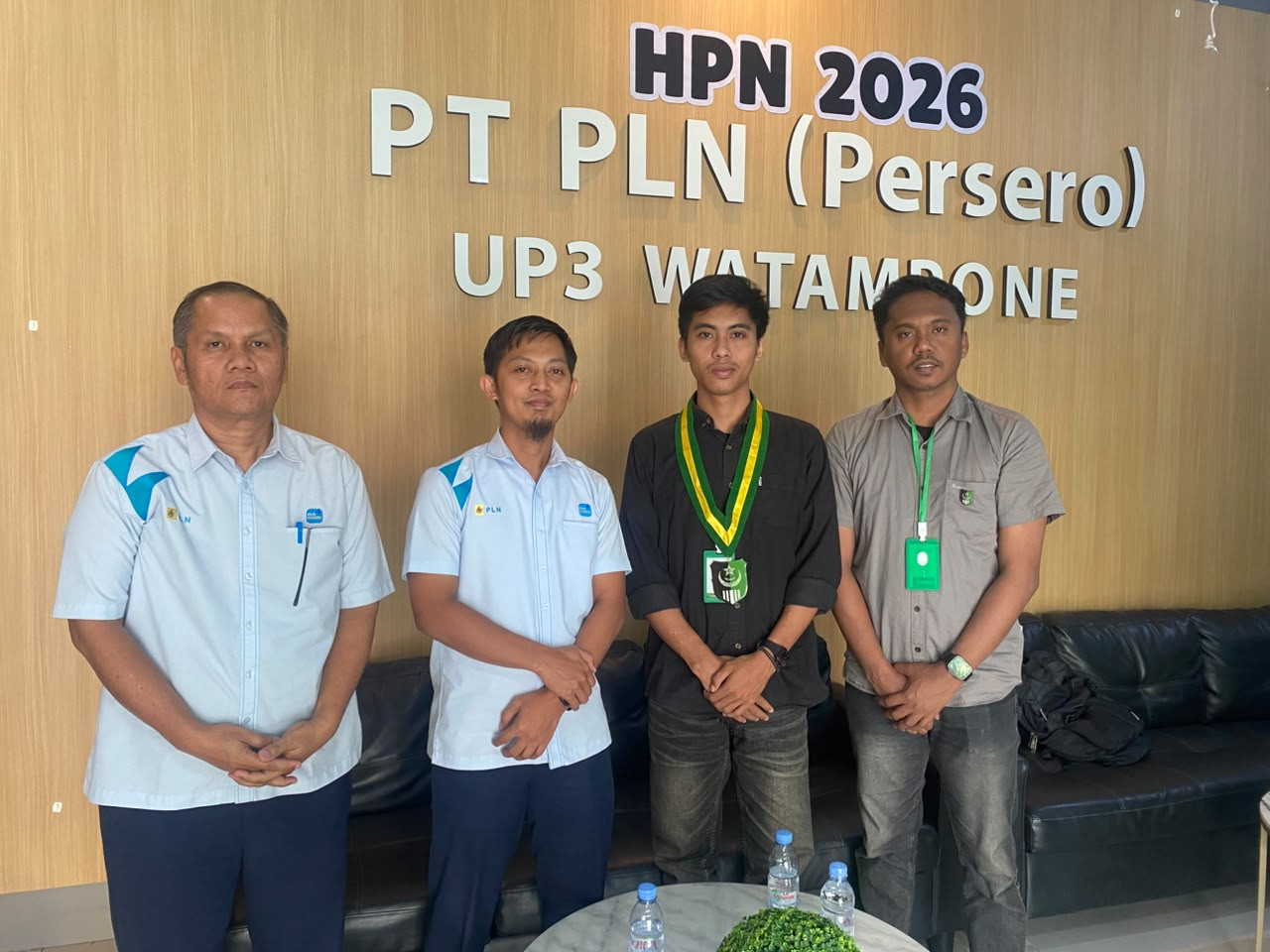 Foto: Pihak SEMMI Bone dan manajemen PLN Watampone berpose bersama setelah membahas polemik SLO Kloning. (ENews)