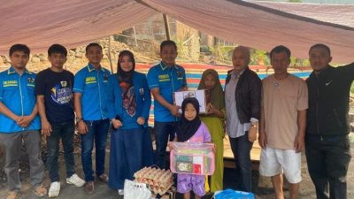 Foto: Pengurus KNPI Sinjai saat menyalurkan bantuan kebakaran di Desa Puncak. (Dok. Anto)