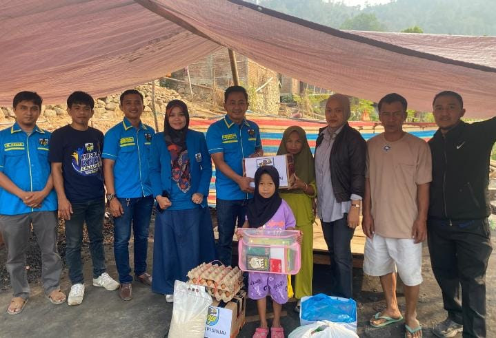 Foto: Pengurus KNPI Sinjai saat menyalurkan bantuan kebakaran di Desa Puncak. (Dok. Anto)
