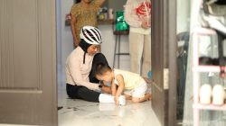 Foto: dr. Melda saat bersama anak sebelum berangkat gowes Bone – Makassar.