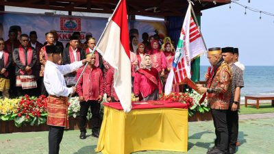 Keterangan Foto: Ketua DPP KKMSB diwakili Bendahara Umum saat melantik pengurus baru DPW KKMSB Provinsi Papua.