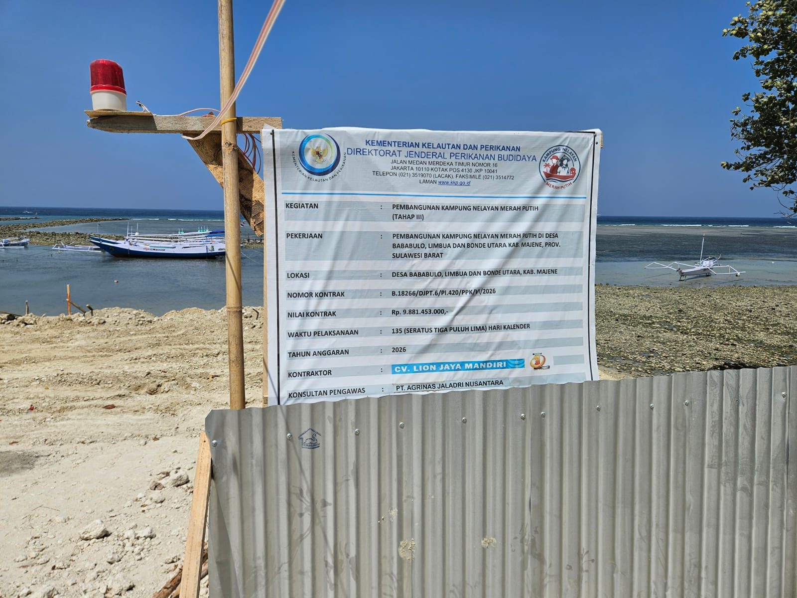 Foto: Papan bicara prmbangunan Kampung Nelayan Merah Putih di Majene, Sulbar. (Dok. HW)