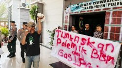 HMI Cabang Polman menggelar unjuk rasa di DPRD Polman menuntut penuntasan masalah BBM Subsidi dan Gas LPG 3Kg. (Dok. HW)