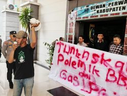 Antrean BBM Tak Terurai, HMI Geruduk DPRD Polman