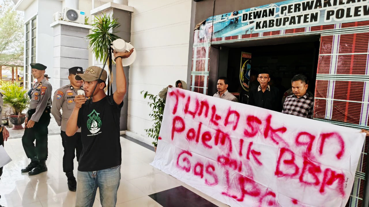 HMI Cabang Polman menggelar unjuk rasa di DPRD Polman menuntut penuntasan masalah BBM Subsidi dan Gas LPG 3Kg. (Dok. HW)