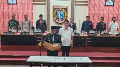Samsul Mahmud saat melantik dan mengambil sumpah jabatan pejabat administrator, pejabat pengawas, dan pejabat fungsional di lingkungan Pemkab Polman. (Dok. ENews)