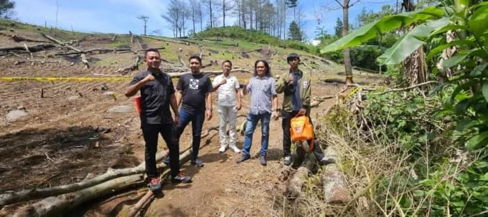 Ketgam: Personel Satreskrim Unit Tipidter Polres Bantaeng bersama pihak terkait saat mendatangi lokasi dugaan pembalakan di kawasan hutan lindung Desa Bonto Bulaeng, Kecamatan Sinoa, Kabupaten Bantaeng, pada Januari 2026.