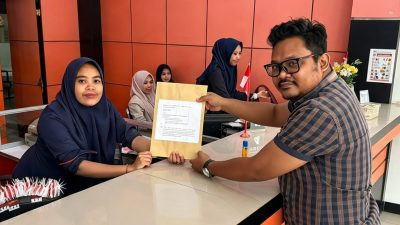 Foto: Umar Azmar saat mengirimkan notifikasi pra-gugatan Citizen Lawsuit kepada Dewan Perwakilan Rakyat Republik Indonesia (DPR RI), Jumat (9/10/2026) via POS Indonesia. (Dok. ENews)