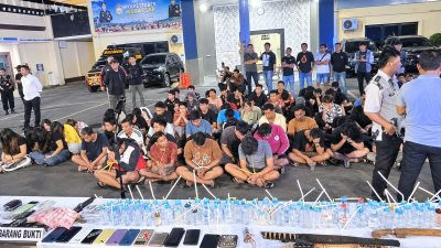 Ketgam: Polisi mengamankan 104 orang dalam penggerebekan Kampung Borta, Makassar. Sebanyak 98 orang dinyatakan positif narkoba. (Dok. Angki)
