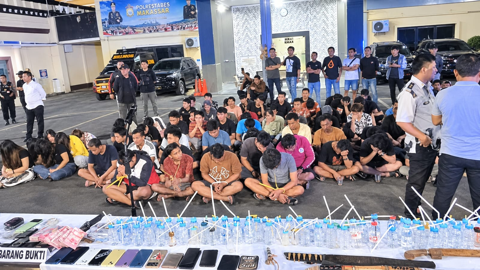 Ketgam: Polisi mengamankan 104 orang dalam penggerebekan Kampung Borta, Makassar. Sebanyak 98 orang dinyatakan positif narkoba. (Dok. Angki)