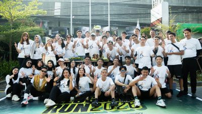 Ketgam: Peserta Plogging Run 2026 berfoto bersama dalam rangka perayaan HUT ke-6 Vasaka Hotel Makassar, Sabtu (26/9/2026).