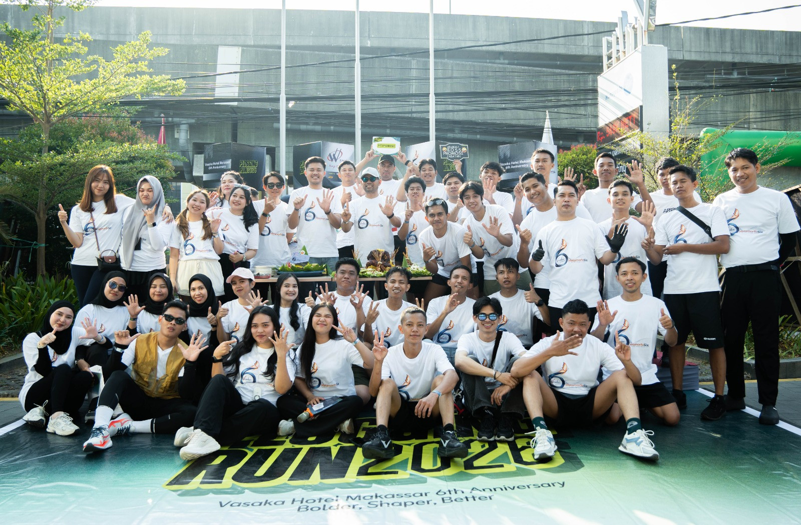 Ketgam: Peserta Plogging Run 2026 berfoto bersama dalam rangka perayaan HUT ke-6 Vasaka Hotel Makassar, Sabtu (26/9/2026).