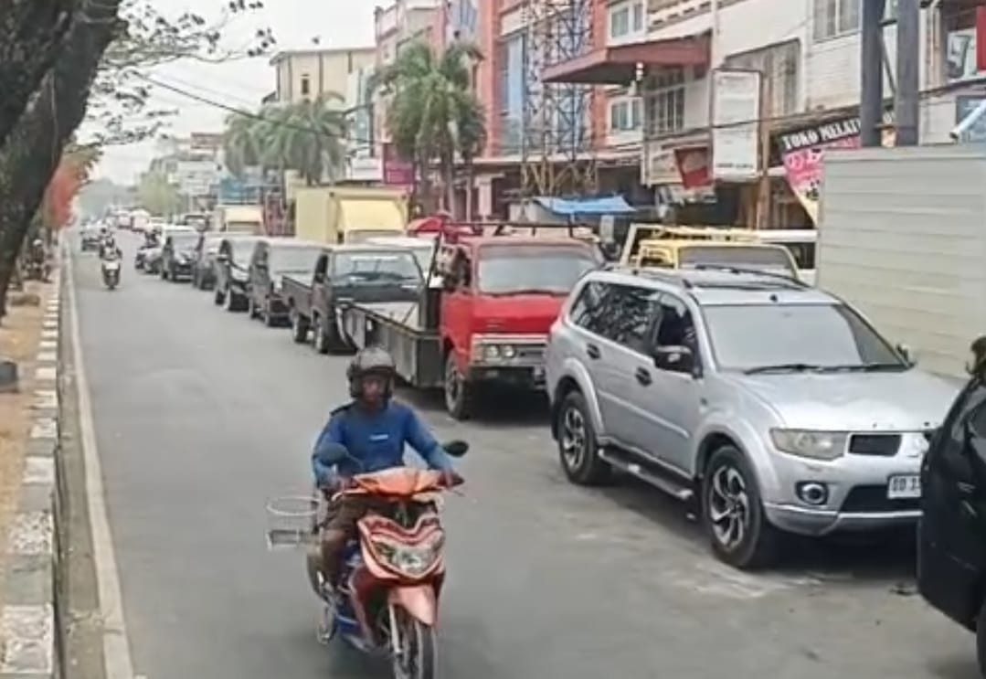 Foto: Antrean kendaraan yang hendak mengisi BBM di depan SPBU Jl. Agus Salim, Bone. (ENews)
