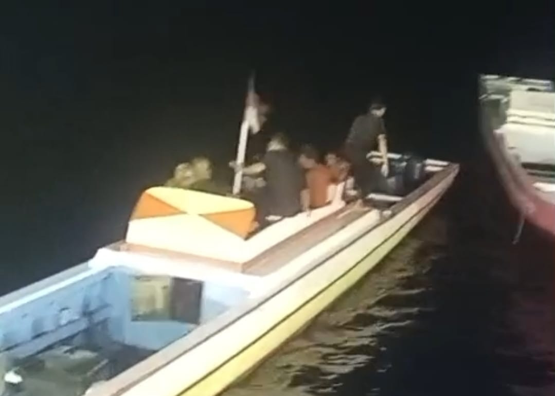 Foto: Nelayan mengevakuasi ABK kapal yang tenggelam di perairan Sinjai.