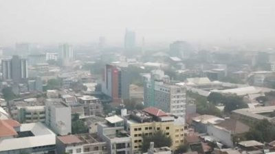 Foto: Kabut asap selimuti Makassar akibat Karhutla di sejumlah wilayah.