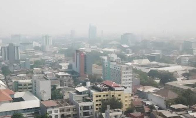 Foto: Kabut asap selimuti Makassar akibat Karhutla di sejumlah wilayah.