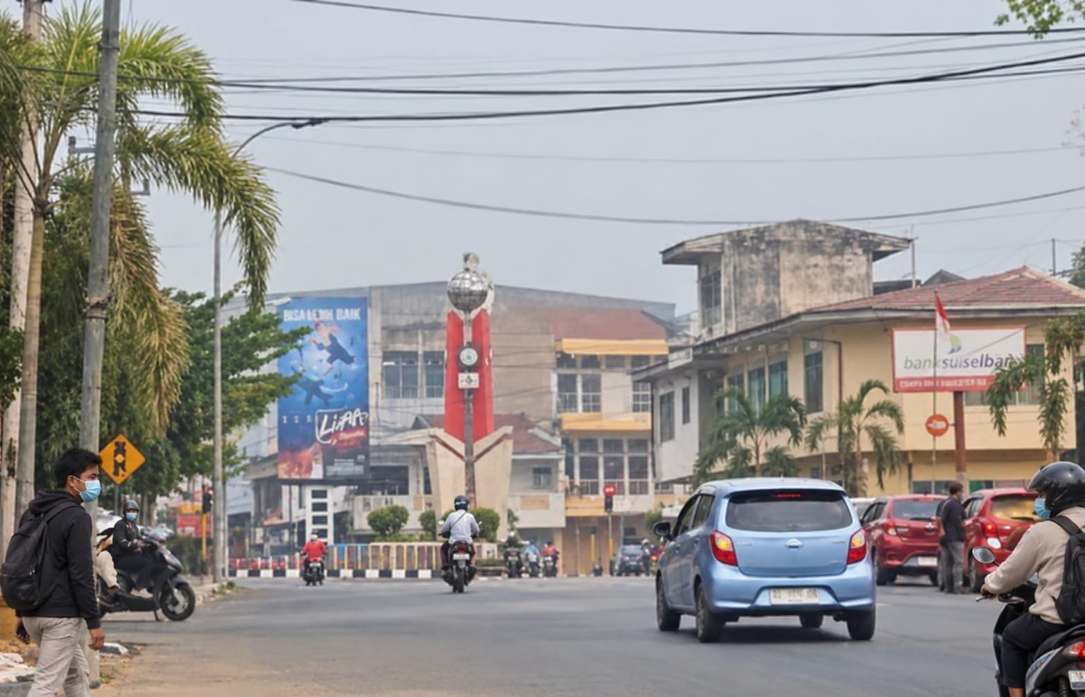 Ketgam: Warga mengenakan masker saat beraktivitas di jalanan Kabupaten Bone di tengah kondisi kualitas udara yang masuk kategori tidak sehat, Rabu (14/10/2026). (Dok. ENews)