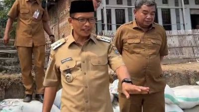 Bupati Polman, Samsul Mahmud didampingi Kepala Dinas PU saat mengunjungi wilayah pesisir pantai Desa Tamangalle, Kecamatan Balanipa.