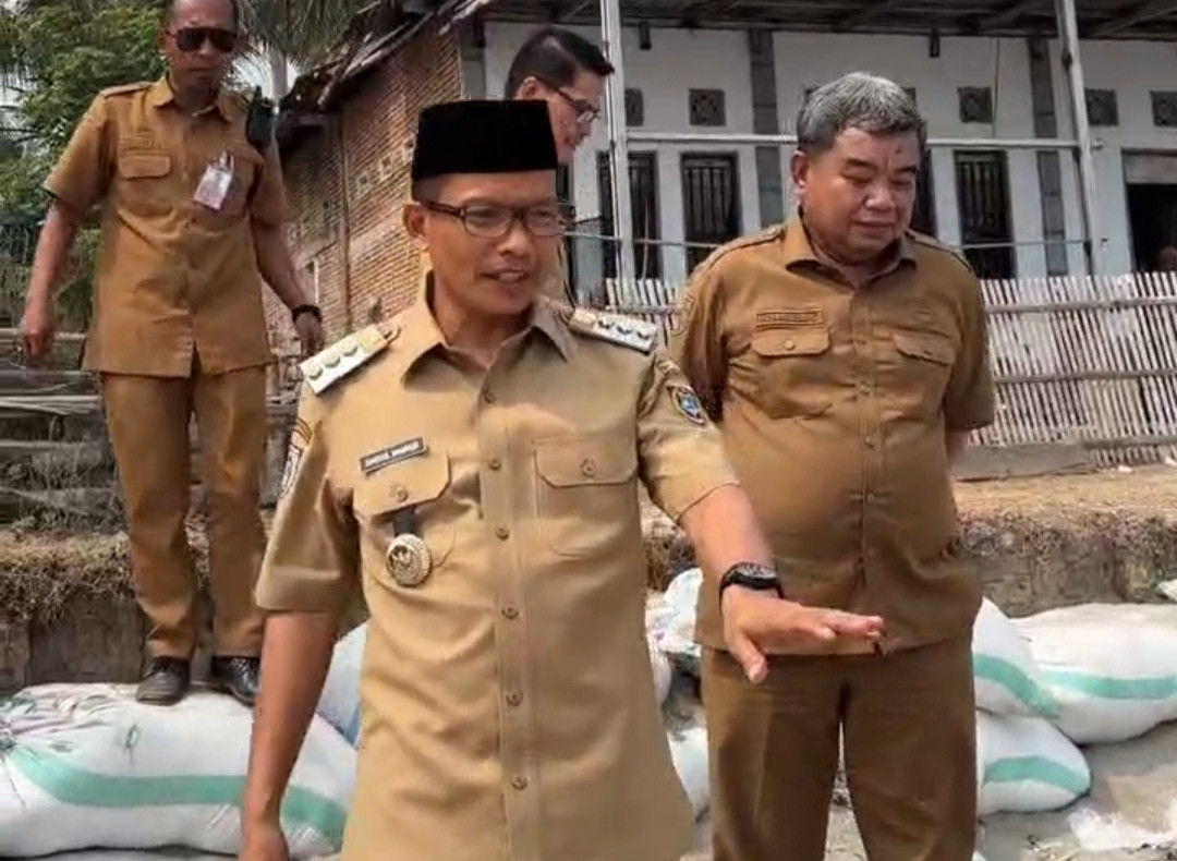 Bupati Polman, Samsul Mahmud didampingi Kepala Dinas PU saat mengunjungi wilayah pesisir pantai Desa Tamangalle, Kecamatan Balanipa.
