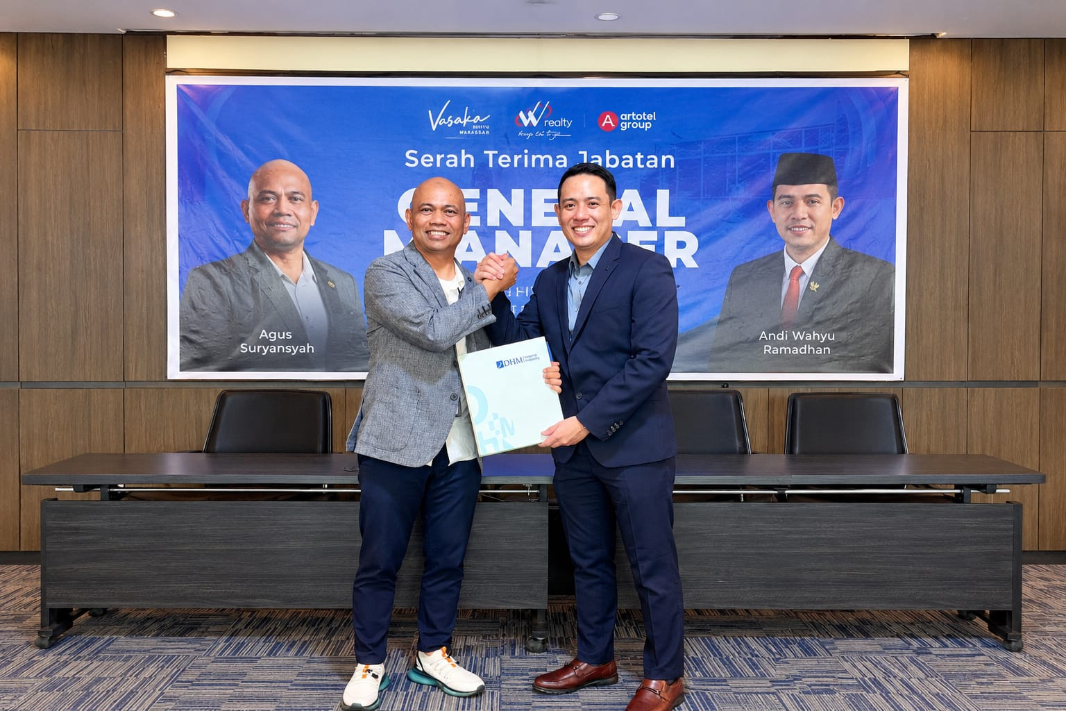 Serah terima jabatan General Manager Vasaka Hotel Makassar dari Agus Suryansyah kepada A. Nurwahyu Jaelani, Rabu (14/10/2026), sebagai langkah memperkuat kualitas layanan dan pengalaman tamu.