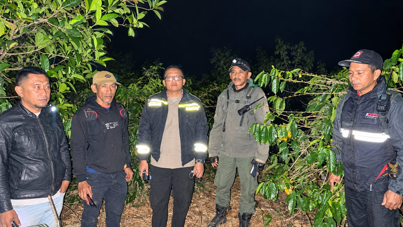 Petugas bersama warga memantau lokasi kebakaran di kawasan Gunung Balangtien, Sinjai Borong, untuk mengantisipasi meluasnya api ke kebun kopi dan permukiman warga.