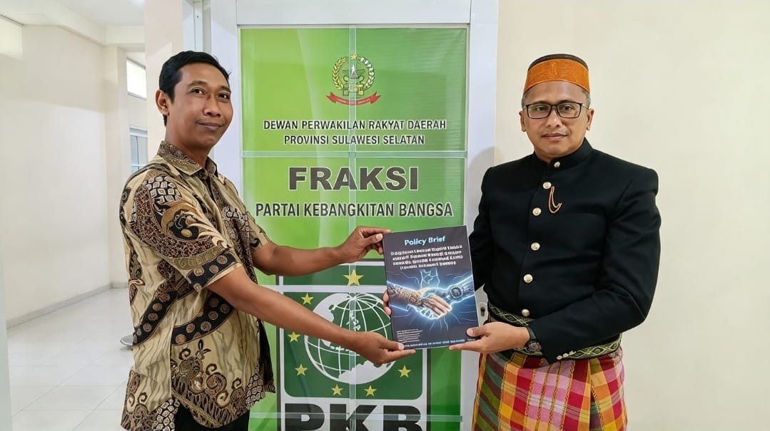 Ketua Fraksi PKB, Zulfikar Limolang (memakai pakaian adat) saat menerima policy brief hasil riset tim peneliti STIE YPUP Makassar, Senin (19/10/2026).