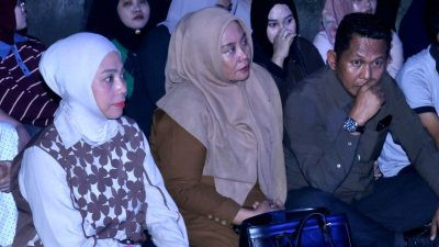 Foto: Kadis Kebudayaan Bone, Andi Murni (pakaian dinas) saat menyaksikan oenapilan teater di Penjara Lama Bone oada momen Gau Maraja 2026. (Dok. ENews)